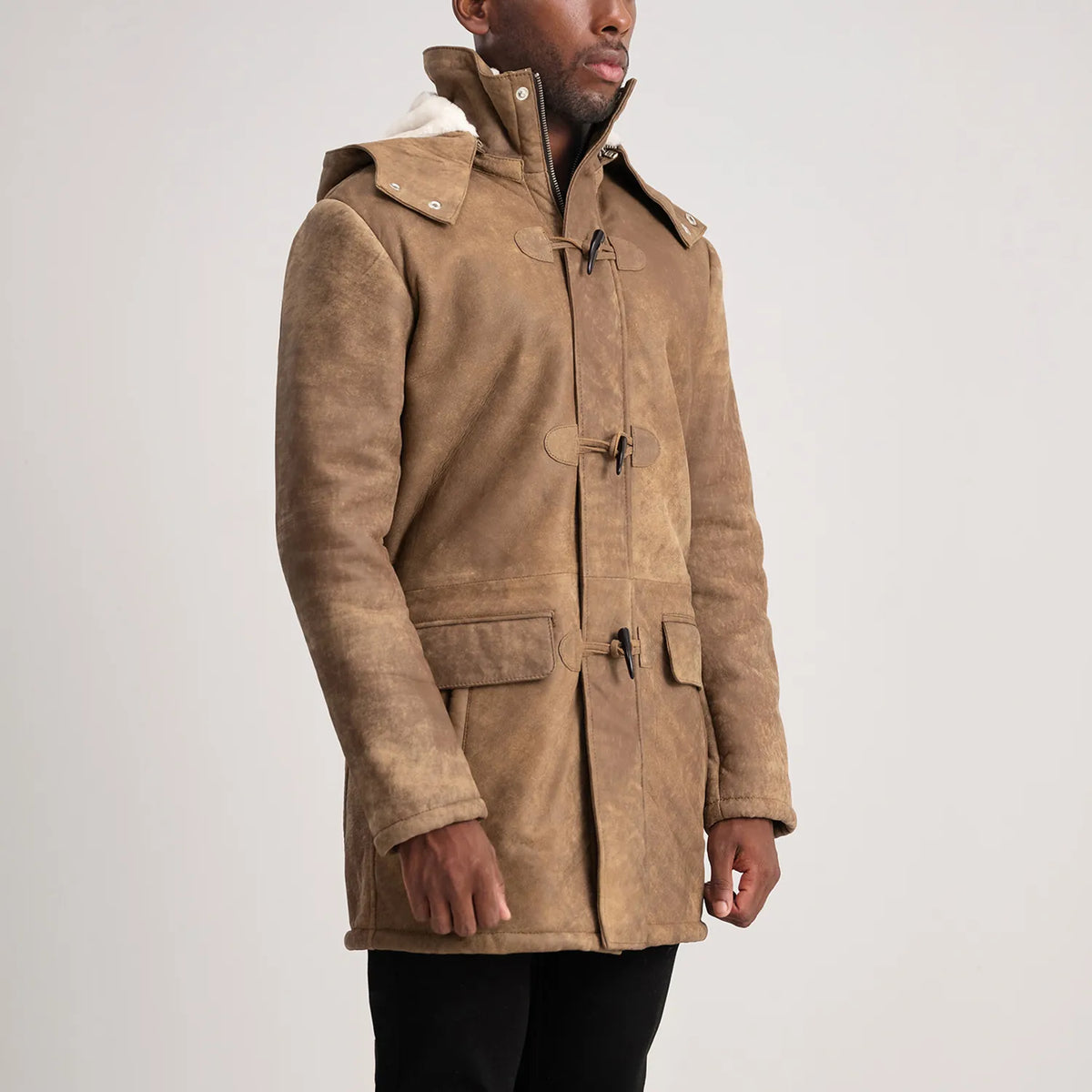 
Προοπτική εφαρμογής σε μοντέλο:  Nolan Black Snuffed Leather Duffle Coat σε μοντέλο με φυσικό φωτισμό ημέρας