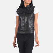 
Κοντινό πλάνο λεπτομέρειας of Band & Zipper Hardware on Rayne Moto Μαύρο Δερμάτινο Γιλέκο Γυναικείο