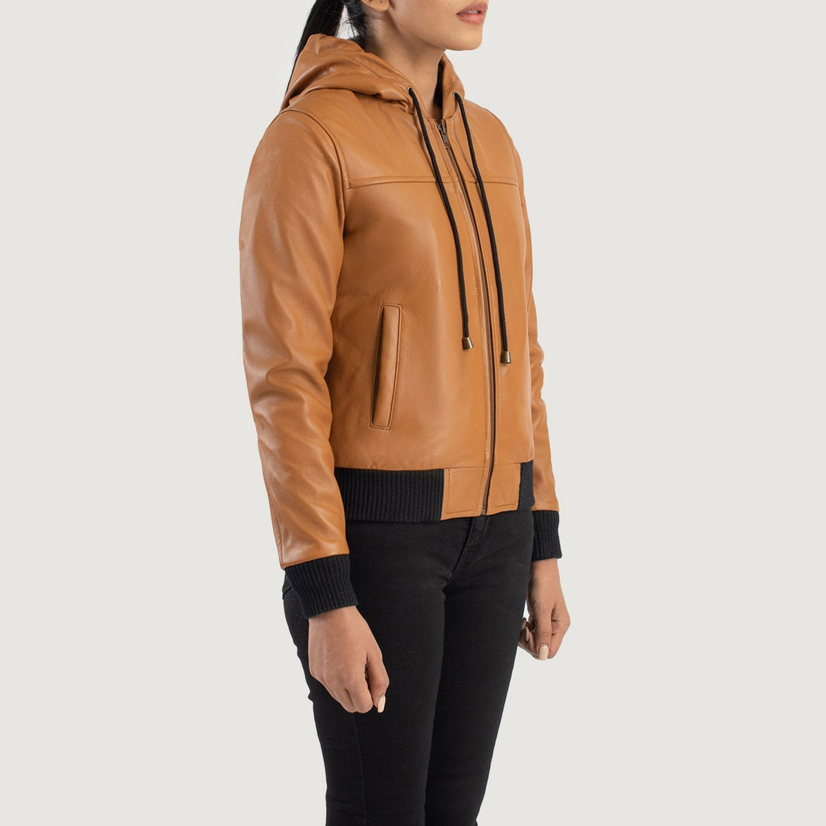 
Προοπτική εφαρμογής σε μοντέλο:  Rebella Green Hooded Suede Bomber Jacket σε μοντέλο με φυσικό φωτισμό ημέρας