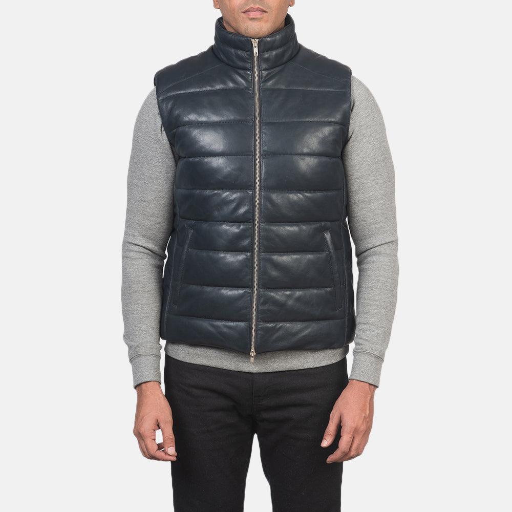 
Κοντινό πλάνο λεπτομέρειας of Classic Collar & Zipper with Dual Puller Hardware on Reeves Μπλε Leather Αμάνικο μπουφάν γιλέκο Ανδρικό