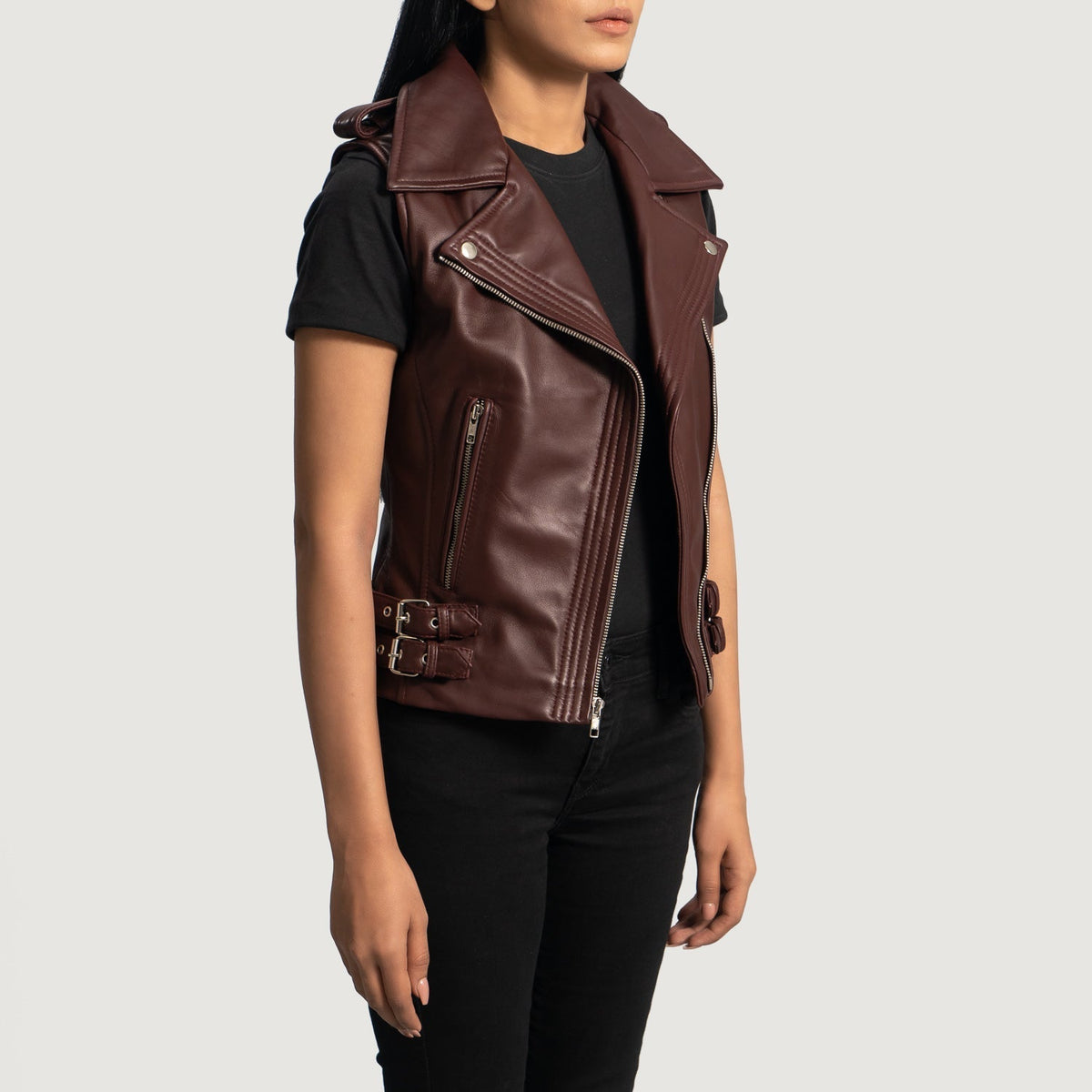 
Rhonda Μπορντό Leather Biker Vest Γυναικείο - Πλαϊνή όψη που αναδεικνύει το κόψιμο των μανικιών