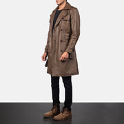 
Mocha Brown Calfskin Leather Trench Coat - Πίσω όψη με εφαρμογή στους ώμους & καθαρό στρίφωμα