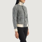 
Προοπτική εφαρμογής σε μοντέλο:  Sasha A1 Black Suede Bomber Jacket σε μοντέλο με φυσικό φωτισμό ημέρας