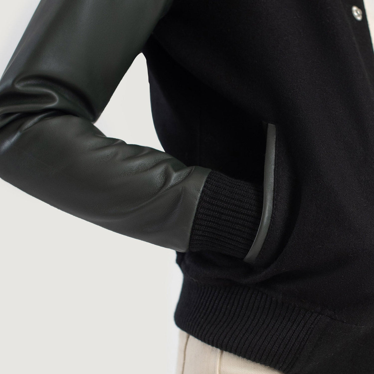 
Εσωτερική επένδυση Showing Quilted Polyester Lining & Δύο λειτουργικές εσωτερικές τσέπες