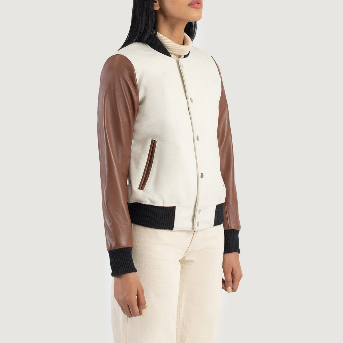 
Προοπτική εφαρμογής σε μοντέλο:  Savant Green Hybrid Varsity Jacket σε μοντέλο με φυσικό φωτισμό ημέρας