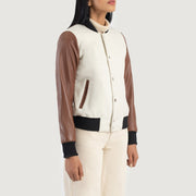 
Προοπτική εφαρμογής σε μοντέλο:  Savant Green Hybrid Varsity Jacket σε μοντέλο με φυσικό φωτισμό ημέρας