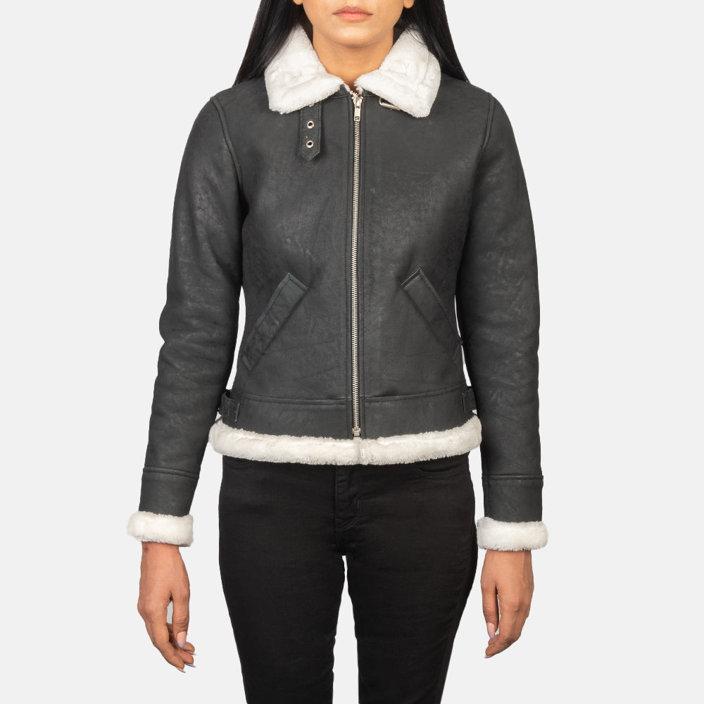 
Προοπτική εφαρμογής σε μοντέλο:  Sherilyn B-3 Distressed Black Leather Bomber Jacket σε μοντέλο με φυσικό φωτισμό ημέρας