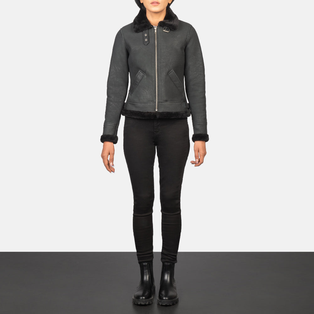 
Sherilyn B-3 Distressed Black Leather Bomber Jacket - Πλαϊνή όψη που αναδεικνύει το κόψιμο των μανικιών