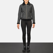 
Sherilyn B-3 Distressed Black Leather Bomber Jacket - Πλαϊνή όψη που αναδεικνύει το κόψιμο των μανικιών