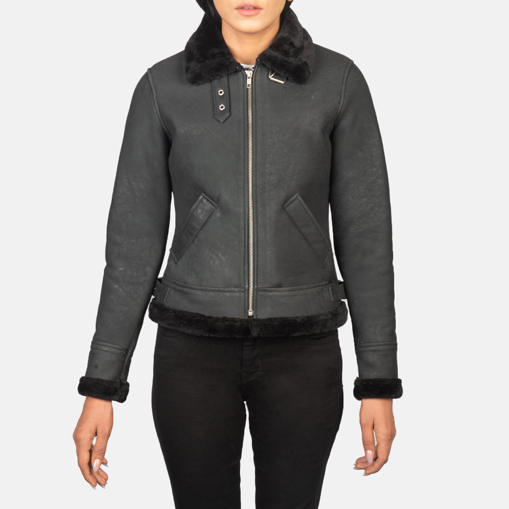 
Κοντινό πλάνο λεπτομέρειας of Buckled Collar & Zipper Hardware on Sherilyn B-3 Distressed Black Leather Bomber Jacket