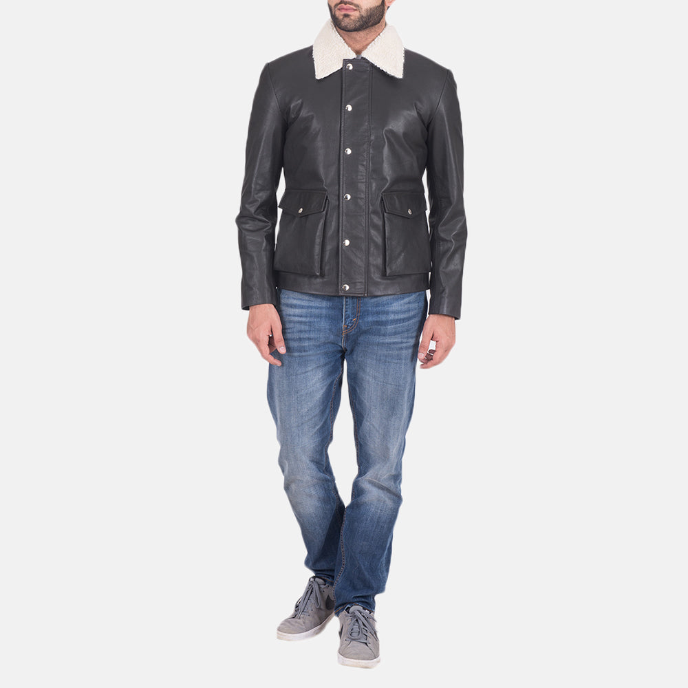 
Κοντινό πλάνο λεπτομέρειας of Shirt style Faux Shearling Collar & Zipper + Button Flap Hardware on Snow Cole Μαύρο Δερμάτινο Μπουφάν Ανδρικό