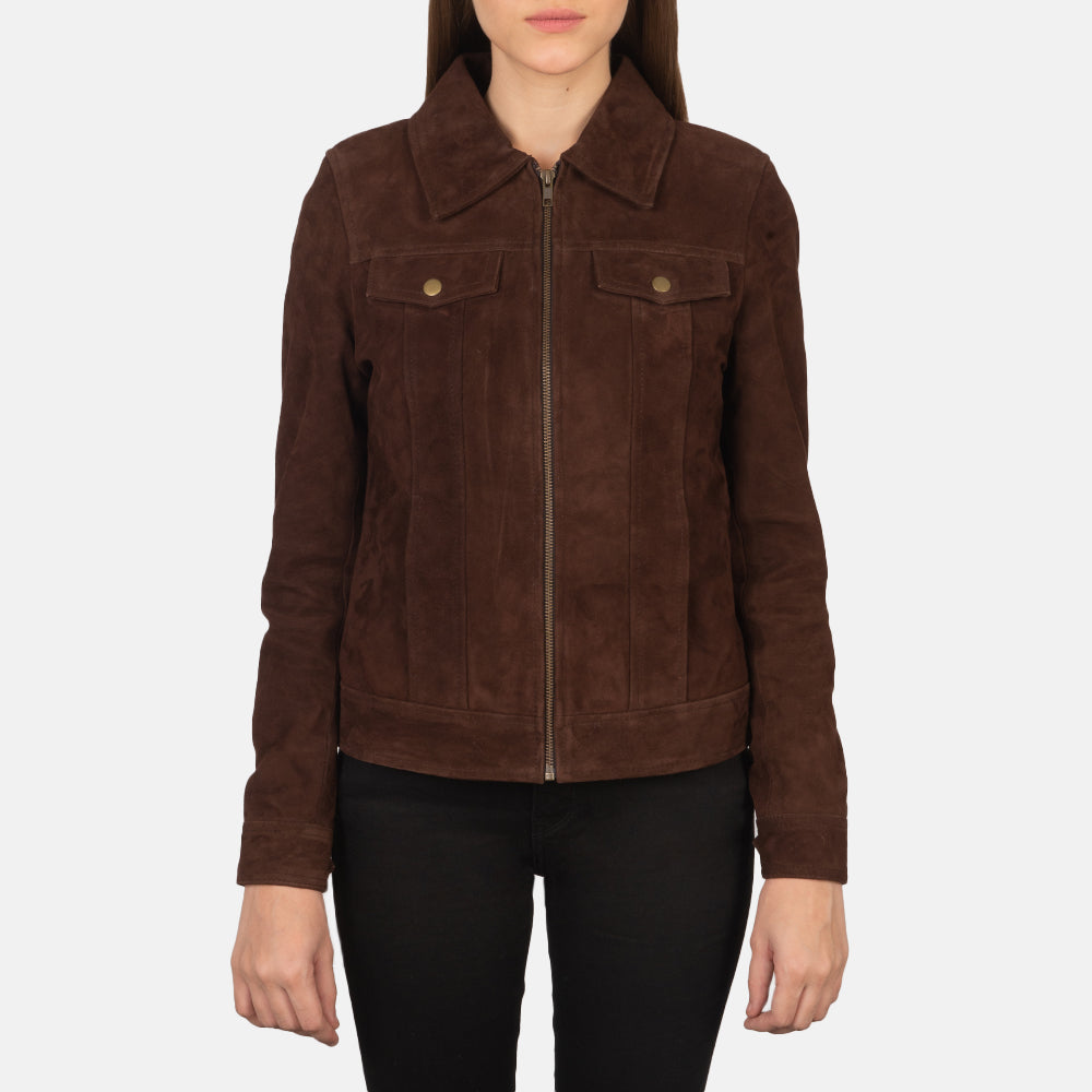 
Προοπτική εφαρμογής σε μοντέλο:  Suzy Brown Suede Trucker Jacket σε μοντέλο με φυσικό φωτισμό ημέρας