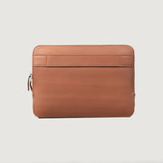 
The Baxter Brown Leather Laptop Sleeve For Men & Women - Πλαϊνή όψη που αναδεικνύει το κόψιμο των μανικιών