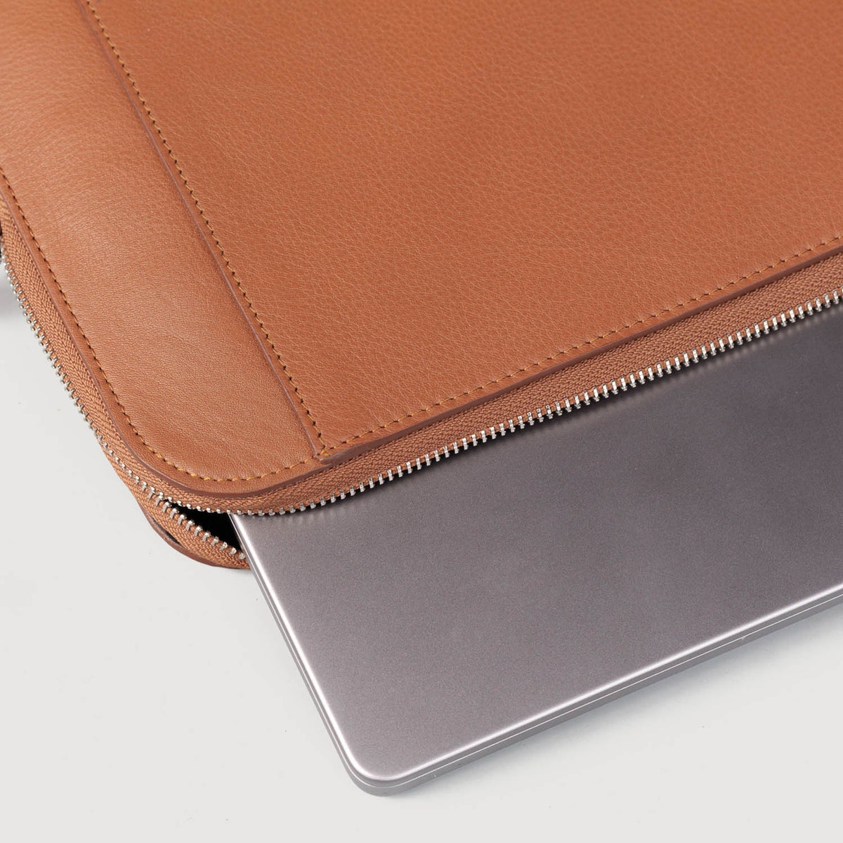 
Κοντινό πλάνο λεπτομέρειας of Classic Collar & Heavy-Duty Zipper Hardware on The Baxter Brown Leather Laptop Sleeve For Men & Women