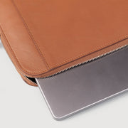 
Κοντινό πλάνο λεπτομέρειας of Classic Collar & Heavy-Duty Zipper Hardware on The Baxter Brown Leather Laptop Sleeve For Men & Women