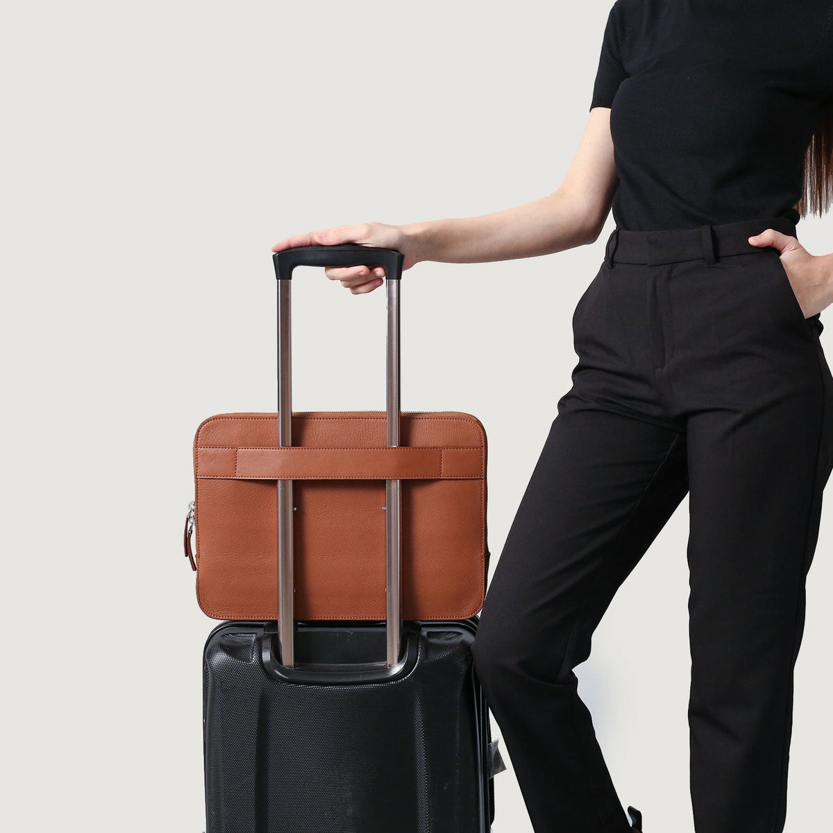 
Προοπτική εφαρμογής σε μοντέλο:  The Baxter Brown Leather Laptop Sleeve For Men & Women σε μοντέλο με φυσικό φωτισμό ημέρας