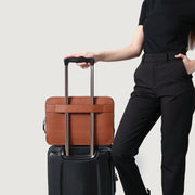 
Προοπτική εφαρμογής σε μοντέλο:  The Baxter Brown Leather Laptop Sleeve For Men & Women σε μοντέλο με φυσικό φωτισμό ημέρας