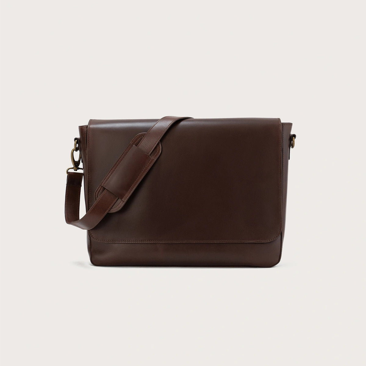 
The Carismatico Vintage Brown Leather Messenger Bag For Men & Women in Vintage Brown Full-Grain Leather - Full Exterior Μπροστινή όψη & εφαρμοστή σιλουέτα | Αγορά online