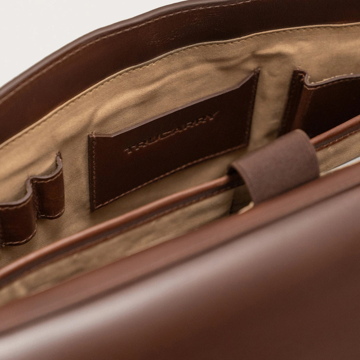 
Εσωτερική επένδυση Showing Dedicated Padded Laptop Sleeve & Multi-Compartment Organization