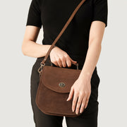 
Solid Antique Brass Hardware & Heavy-Duty Dual Zipper Detail on The Sandra Vintage Ταμπά Leather Saddle Bag For Women