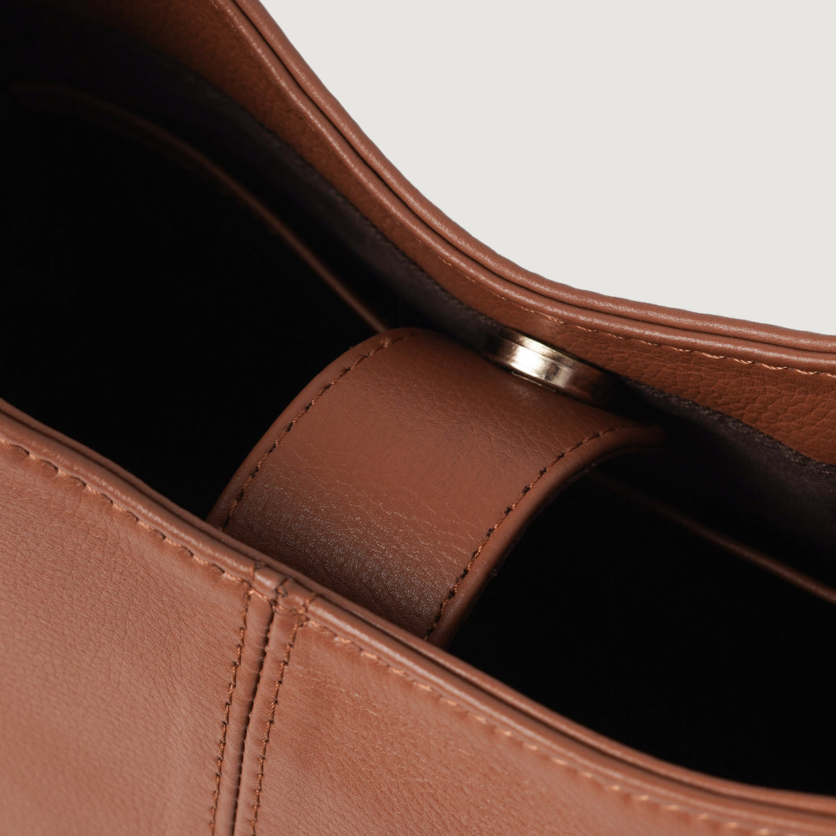 
Προοπτική εφαρμογής σε μοντέλο:  The Stefani Brown Leather Hobo Bag For Women σε μοντέλο με φυσικό φωτισμό ημέρας