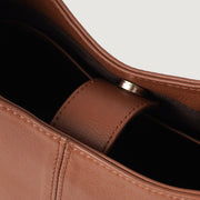 
Προοπτική εφαρμογής σε μοντέλο:  The Stefani Brown Leather Hobo Bag For Women σε μοντέλο με φυσικό φωτισμό ημέρας