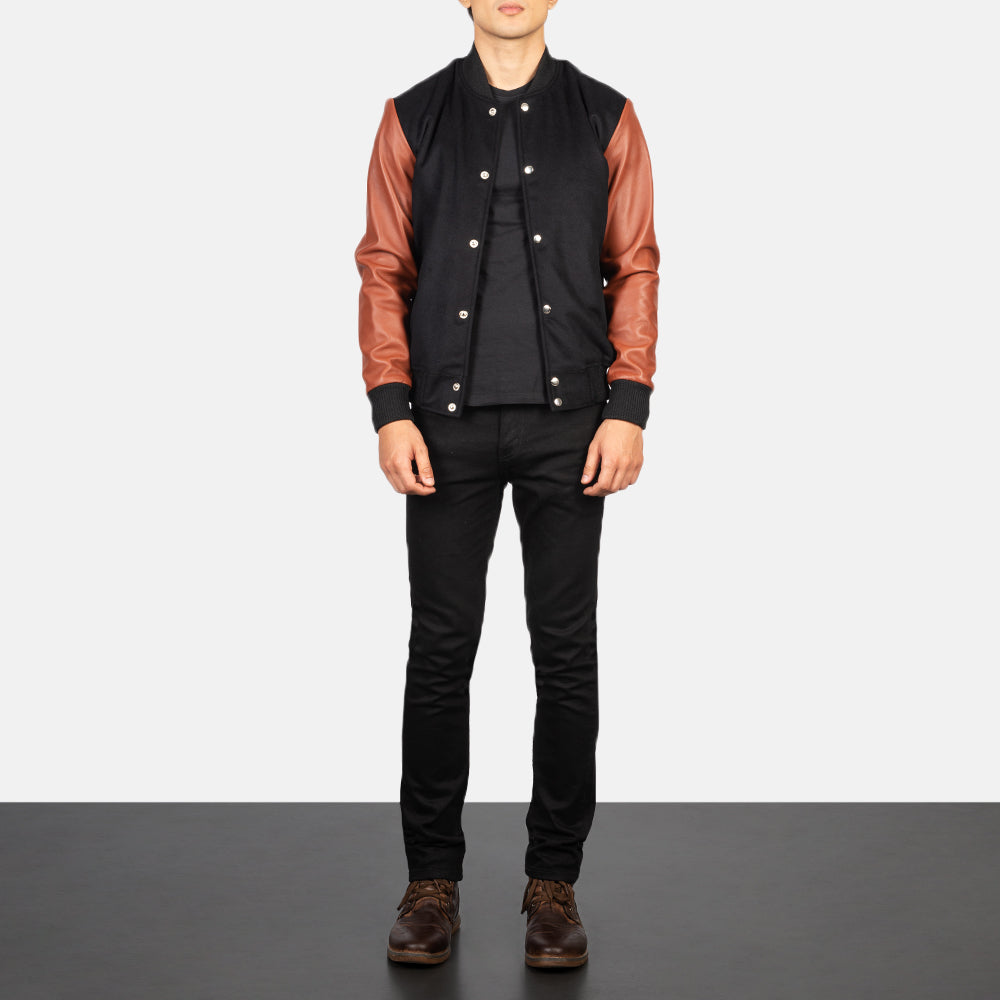 
Vaxton Brown Hybrid Varsity Jacket - Πλαϊνή όψη που αναδεικνύει το κόψιμο των μανικιών