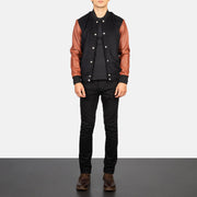 
Vaxton Brown Hybrid Varsity Jacket - Πλαϊνή όψη που αναδεικνύει το κόψιμο των μανικιών