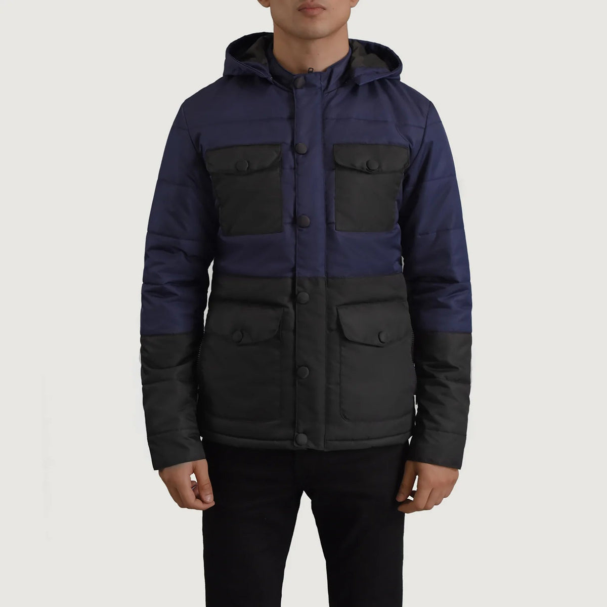 
Κοντινό πλάνο λεπτομέρειας of Classic Collar & Heavy-Duty Zipper Hardware on Wayne Μαύρο & Μπλε Hooded Puffer Δερμάτινο Μπουφάν Ανδρικό