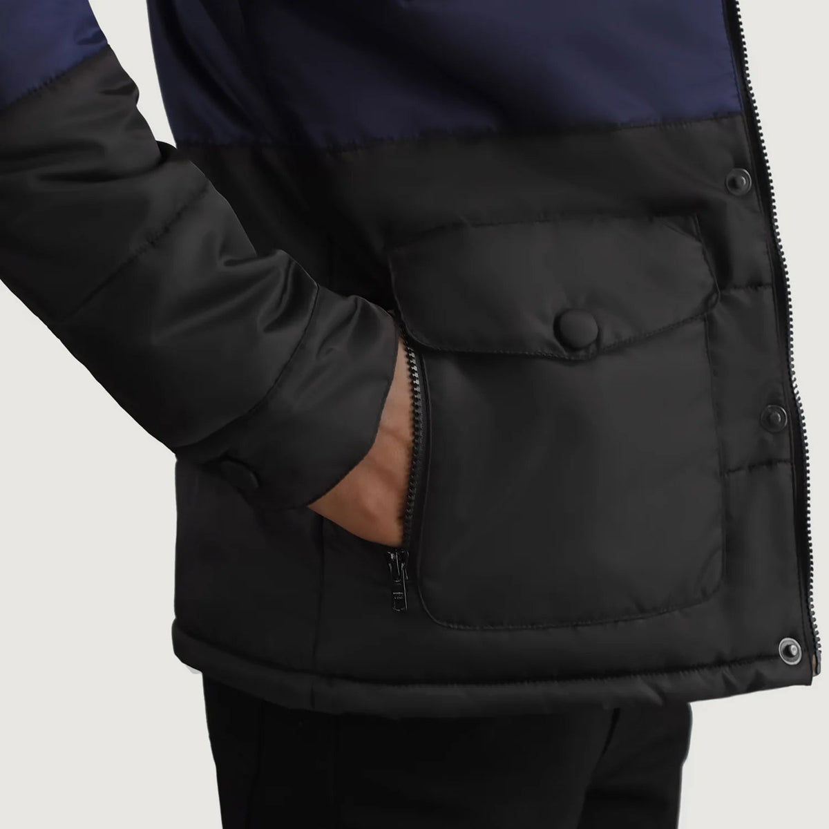 
Εσωτερική επένδυση Showing Quilted Viscose Lining & Δύο λειτουργικές εσωτερικές τσέπες