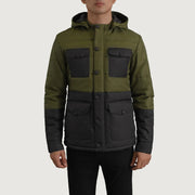 
Κοντινό πλάνο λεπτομέρειας of Classic Collar & Heavy-Duty Zipper Hardware on Wayne Μαύρο & Χακί Hooded Puffer Δερμάτινο Μπουφάν Ανδρικό