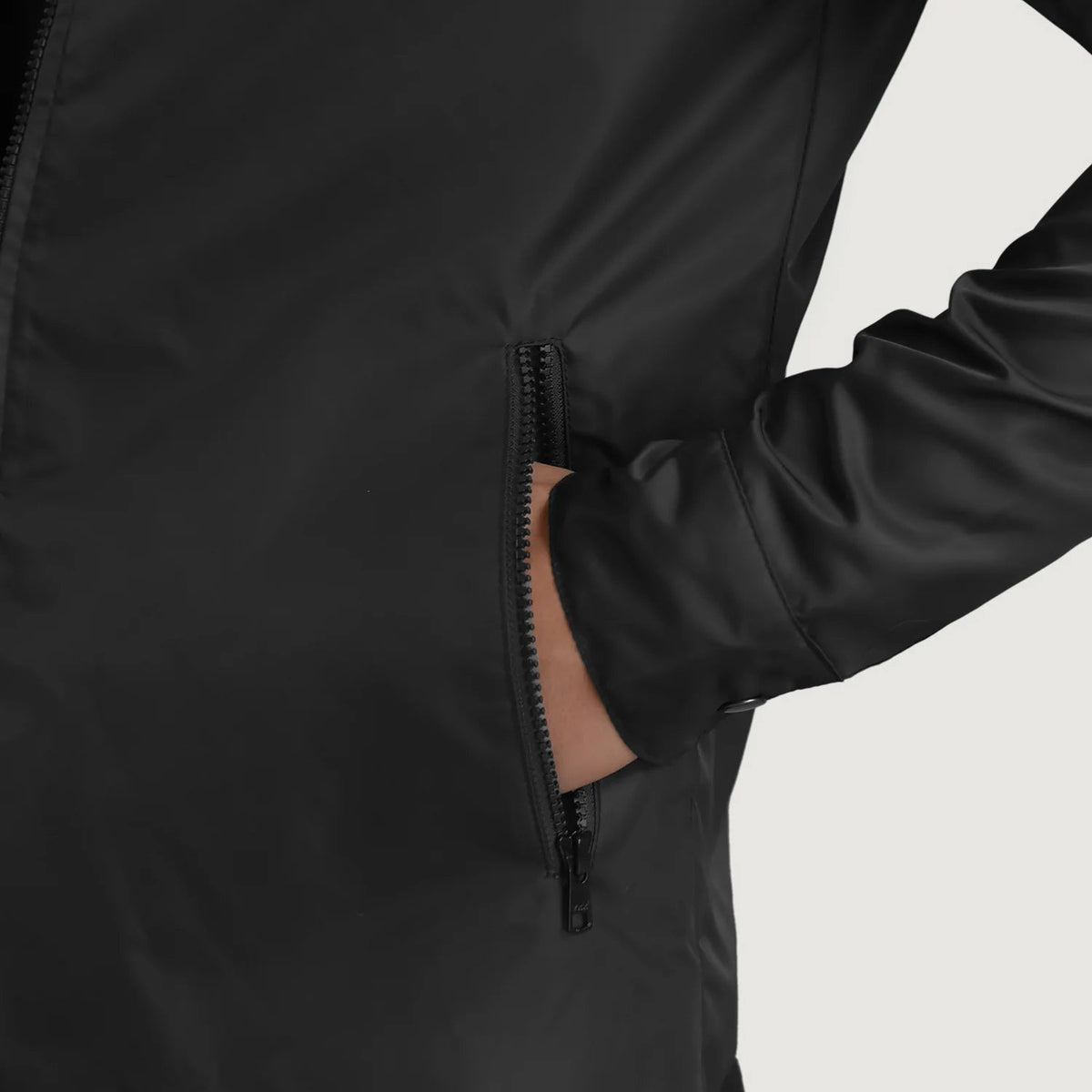 
Εσωτερική επένδυση Showing Quilted Viscose Lining & Δύο λειτουργικές εσωτερικές τσέπες