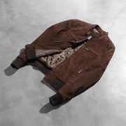 
Προοπτική εφαρμογής σε μοντέλο:  Zenna Mocha Suede Bomber Jacket σε μοντέλο με φυσικό φωτισμό ημέρας